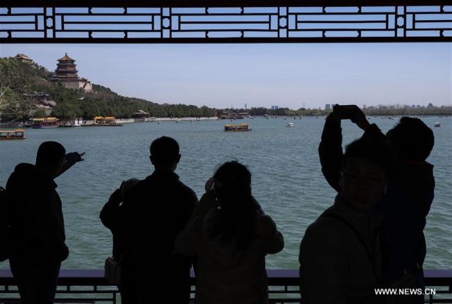 Des touristes visitent le Palais d'été, à Beijing, le 7 avril 2018. Le dernier jour des congés de la fête de Qingming, des visiteurs se sont rendus au Palais d'été pour profiter du paysage printanier. (Photo : Chen Yehua)