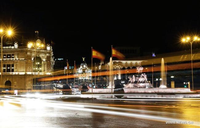 La photo prise le 10 avril 2018 montre la vue nocturne après la pluie de la place Cibeles à Madrid en Espagne. (Xinhua/Guo Qiuda)