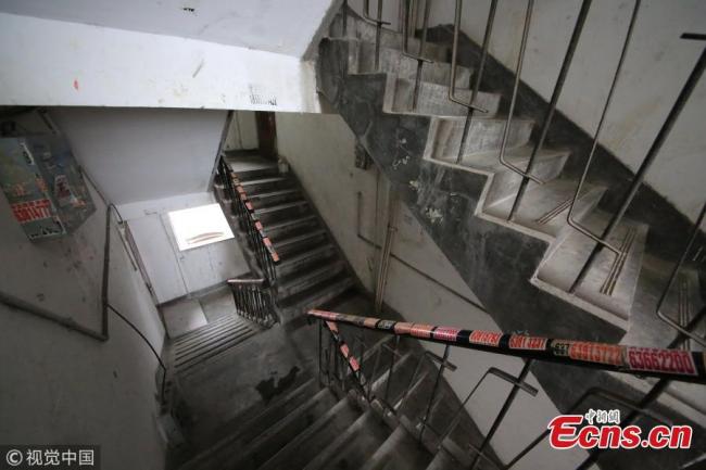 Six bâtiments de 24 étages situés dans la municipalité de Chongqing (sud-ouest de la Chine) ont fait sensation en ligne parce qu'ils n’ont pas d'ascenseur. Les bâtiments reliés entre eux ont des sorties menant à différentes routes de Chongqing, également connue sous le nom de «ville-montagne» en raison de son relief accidenté. Un habitant du nom de Yang a confié que cela lui coûtait beaucoup de transporter des matériaux pour la décoration intérieure. Une autre résidente, du nom de Cai, a en revanche dit qu'elle est désormais habituée à monter les escaliers du quatrième au dixième étage pour acheter des légumes.