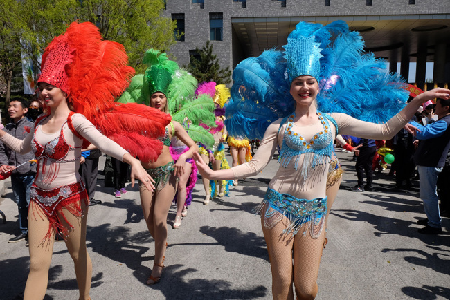 Un défilé des chars colorés renforce l’atmosphère de festivité du carnaval