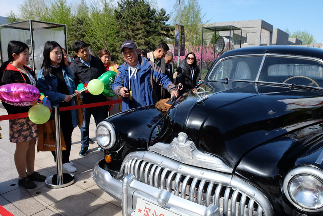 Une voiture de collection Buick 46 qui a été utilisée dans le tournage de plusieurs films chinois attire les regards des visiteurs
