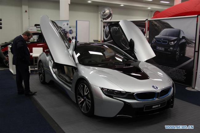 Une voiture électrique BMW i8 présentée lors d'un salon consacré à l'énergie à Dublin, en Irlande, le 18 avril 2018. Une campagne gouvernementale baptisée "DrivingElectric" a été lancée le jour de l'ouverture de l'exposition de deux jours, visant à encourager les habitants à passer aux véhicules électriques. (Photo : Zhang Qi)