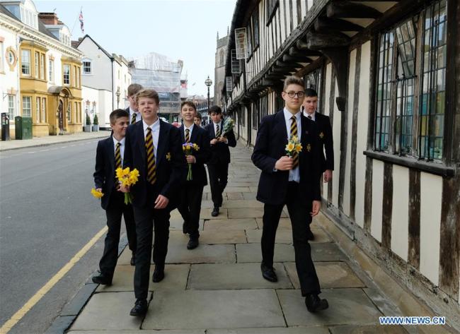 - Des étudiants apportent des fleurs en préparation de la Parade de célébration de la naissance de William Shakespeare à Stratford-upon-Avon, au Royaume-Uni, le 21 avril 2018. Le 454e anniversaire de la naissance de William Shakespeare a été célébré samedi. (Photo : Isabel Infantes)