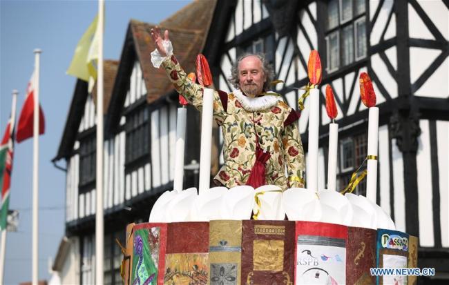 Un acteur habillé en William Shakespeare lors de la Parade de célébration de la naissance de William Shakespeare à Stratford-upon-Avon, au Royaume-Uni, le 21 avril 2018. Le 454e anniversaire de la naissance de William Shakespeare a été célébré samedi. (Photo : Isabel Infantes)