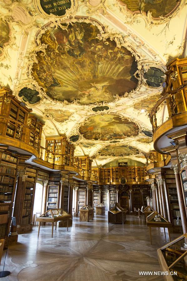 L'intérieur de la bibliothèque de l'abbaye de la ville de Saint-Gall, dans le nord-est de la Suisse, le 20 avril 2018. La bibliothèque de l'abbaye de Saint-Gall, l'une des plus riches et plus anciennes au monde, contient 170.000 oeuvres et environ 2.100 manuscrits médiévaux originaux, dont le premier plan architectural connu dessiné sur parchemin. (Photo : Xu Jinquan)