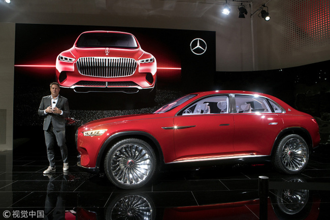 Gorden Wagener, directeur de la conception chez Daimler AG, s'exprime à côté d'un concept-car Vision Mercedes-Maybach Ultimate Luxury fabriqué par Mercedes-Benz, une unité de Daimler AG, lors d'une première au salon Auto China 2018, le 24 avril 2018 à Beijing.