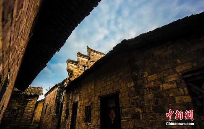 Le vieux village de Jieqiao, situé dans la province du Jiangxi (est), est connu pour son grand nombre de camphriers précieux vieux de plus de 300 ans. Les vieilles maisons, les arbres luxuriants et les pavés de pierre du village créent un paysage à la fois dynamique et paisible. Photos prises le 7 mai 2018.