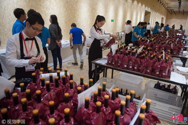 Le Concours mondial de Bruxelles, une des quatre références mondiales en matière de viniculture, a tenu sa dernière édition entre les 11 et 13 mai à Beijing. Photos prises le 11 mai.