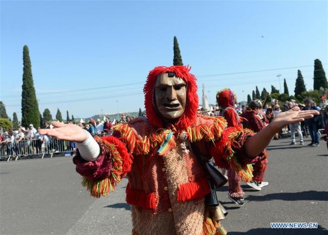 Des participants à la parade du 13e Festival international du masque ibérique à Lisbonne, au Portugal, le 19 mai 2018. (Xinhua/Zhang Liyun)
