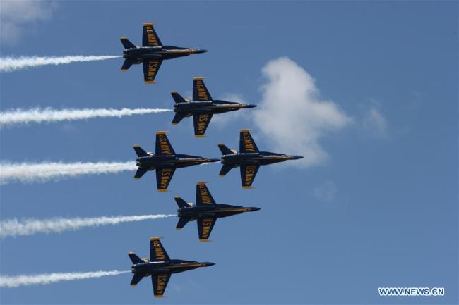 Les Blue Angels, patrouille acrobatique de la Marine américaine, volent au-dessus de l'Académie navale d'Annapolis, dans l'Etat du Maryland, aux Etats-Unis, le 23 mai 2018. Les Blue Angels ont donné un spectacle aérien mercredi à l'Académie navale d'Annapolis. (Xinhua/Yan Liang)