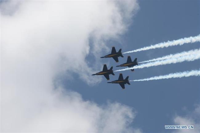 Les Blue Angels, patrouille acrobatique de la Marine américaine, volent au-dessus de l'Académie navale d'Annapolis, dans l'Etat du Maryland, aux Etats-Unis, le 23 mai 2018. Les Blue Angels ont donné un spectacle aérien mercredi à l'Académie navale d'Annapolis. (Xinhua/Yan Liang)