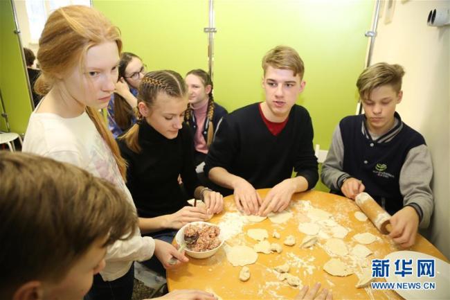 Le 13 février, à l’Institut Confucius de l’Université de Vilnius, en Lituanie, des étudiants préparent des raviolis pour célébrer le Nouvel An chinois.