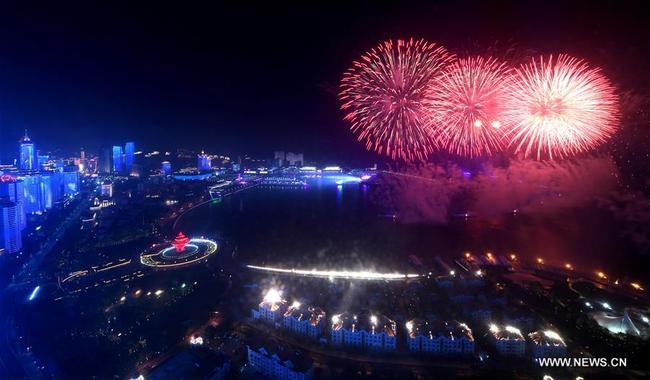 pectacle de lumières et de feux d'artifice à Qingdao, ville hôte du 18e sommet de l'Organisation de coopération de Shanghai, dans la province chinoise du Shandong (est), le 9 juin 2018. (Photo : Purbu Zhaxi)