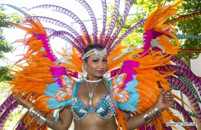 Cérémonie de lancement officiel du Carnaval caribéen 2018 sur la place Nathan Philips à Toronto, au Canada, le 10 juillet 2018. Comme le plus grand festival de son genre en Amérique du Nord, l'explosion culturelle annuelle de la musique locale, de la cuisine, des réjouissances, ainsi que des arts visuels et scéniques a commencé mardi à Toronto. (Xinhua/Zou Zheng)