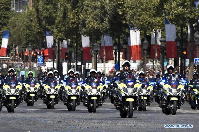 L'escadron motocycliste de la Police nationale passe sur l'avenue des Champs-Elysées lors du défilé militaire du 14 juillet à l'occasion de la fête nationale française, à Paris en France, le 14 juillet 2018. (Photo : Chen Yichen)