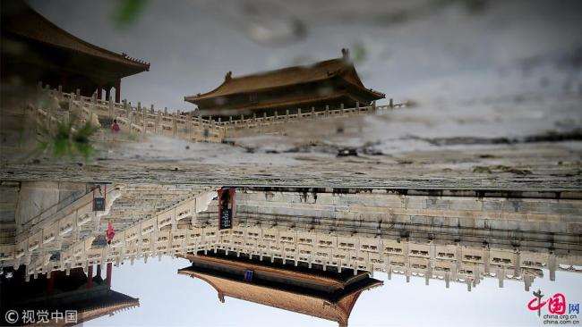 La pluie s’est abattue sur Beijing le 11 juillet. Voici une série de photos de la Cité Interdite se reflétant sur l’eau après la pluie. 