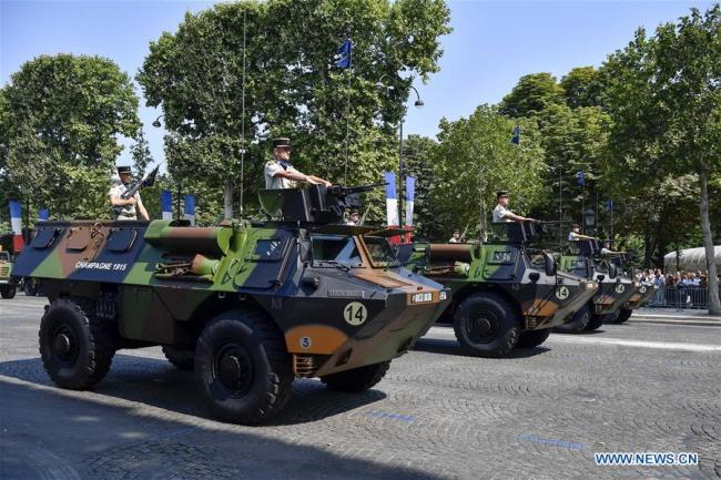 Des véhicules militaires circulent sur les Champs-Elysées lors du défilé militaire du 14 juillet à l'occasion de la fête nationale française, à Paris en France, le 14 juillet 2018. (Photo : Chen Yichen)