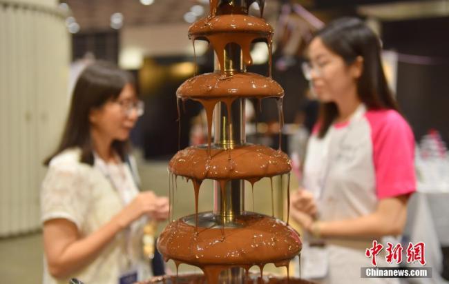 Le premier Salon du Chocolat a ouvert ses portes au Centre des congrès et des expositions de Hong Kong. Huit chefs ont créé à cette occasion des sculptures en chocolat dédiées aux éléments symboliques de Hong Kong et à l’Année du Chien.