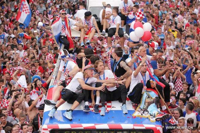  Les membres de l'équipe nationale de football de la Coatie sur un bus entre l'aéroport et le centre ville de Zagreb, capitale de la Croatie, le 16 juillet 2018. Ils ont été accueillis en héros dans leur pays après avoir remporté la deuxième place lors de la Coupe du monde 2018 en Russie. (Photo : Sandra Simunovic)