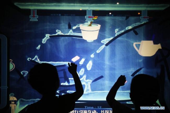 Des enfants s'amusent dans le musée des Sciences et des Technologies à Xiamen, dans la province du Fujian (sud-est de la Chine), le 22 juillet 2018. (Xinhua/Zeng Demeng)