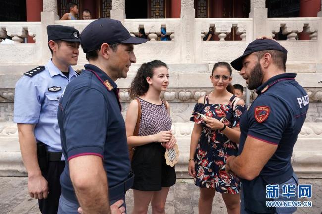 Le 23 juillet, deux policiers italiens participent à une patrouille conjointe au Palais d’été.
