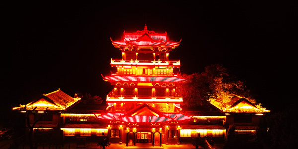Le pavillon Kuixing illuminé qui est l’un des quatre sites incontournables du village Li(photographe : Wang Song)