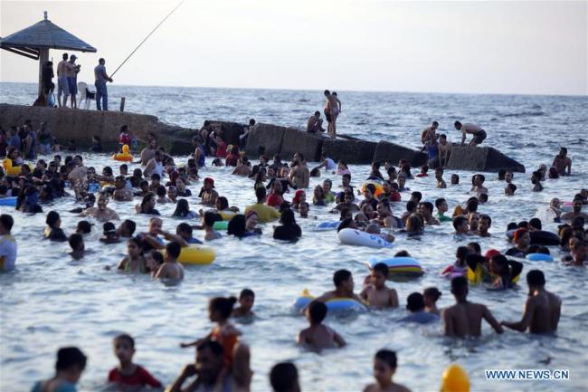 Des gens profitent du temps libre en été sur la plage d'Alexandrie, en Egypte, le 10 août 2018. (Photo : Ahmed Gomaa)