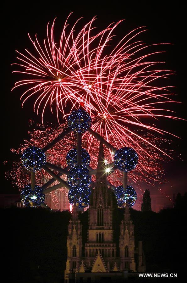 Des feux d'artifice illuminent le ciel et l'Atomium, monument phare de Bruxelles, lors des Feux de Laeken 2018, à Bruxelles, en Belgique, le 24 août 2018. (Photo : Zheng Huansong)