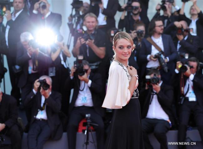 L'actrice Carolina Crescentini pose pour des photos sur le tapis rouge lors du 75e Festival international du film de Venise, en Italie, le 29 août 2018. Le 75e Festival du film de Venise a été inauguré mercredi à Venise. (Photo : Cheng Tingting)