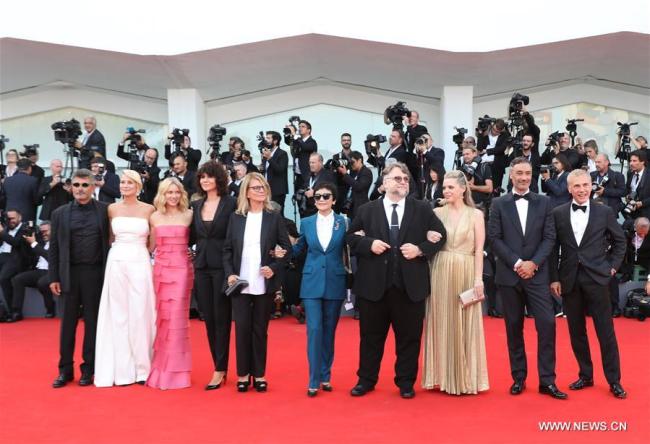  Les membres de jury du concours posent pour des photos sur le tapis rouge lors du 75e Festival international du film de Venise, en Italie, le 29 août 2018. Le 75e Festival du film de Venise a été inauguré mercredi à Venise. (Photo : Cheng Tingting)