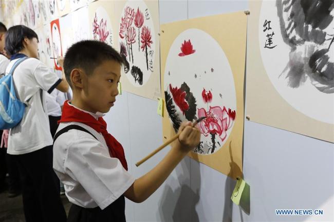 Des élèves lors d'un salon de peinture traditionnelle chinoise à Beijing, capitale de la Chine, le 28 août 2018. (Zhou Liang)