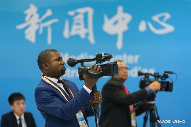  Un journaliste travaille au centre des médias du Sommet de Beijing 2018 du Forum sur la coopération sino-africaine (FCSA), à Beijing, capitale chinoise, le 4 septembre 2018. Plus de 2.600 journalistes chinois et étrangers se sont inscrits pour couvrir le forum. (Photo : Cai Yang)