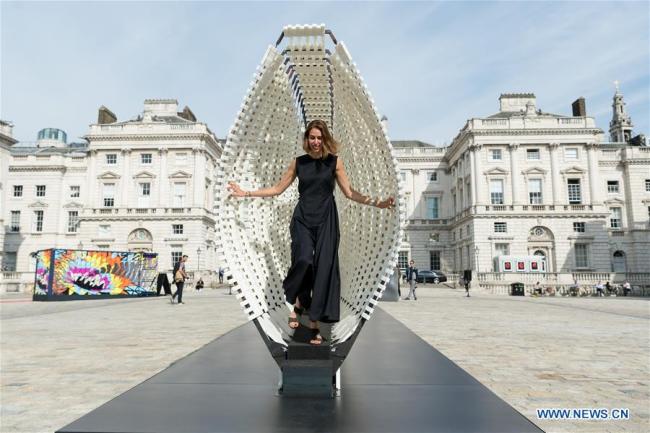 L'ingénieur concepteur Nassia Inglessis est vue avec une installation lors de la Biennale du design de Londres à Londres, en Grande-Bretagne, le 3 septembre 2018. (Xinhua/Ray Tang)