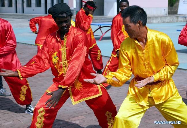 Des étudiants africains apprennent les arts martiaux à Xinyu, dans la province du Jiangxi (est de la Chine), le 5 septembre 2018.