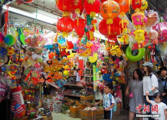 Le 8 septembre, beaucoup d’habitants achètent les lanternes dans la rue commerciale de Furong à Hong Kong, pour préparer la célébration de la Fête de la mi-automne, qui tombe cette année le 24 septembre.