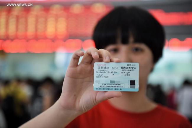  Une femme montre un billet de train à grande vitesse entre la gare du nord de Shenzhen et la gare de Hong Kong de West Kowloon, à Shenzhen, ville de la province du Guangdong, dans le sud de la Chine, le 10 septembre 2018. La ligne ferroviaire à grande vitesse Guangzhou-Shenzhen-Hong Kong sera mise officiellement en service le 23 septembre. La réservation des billets a débuté lundi. (Photo : Mao Siqian)