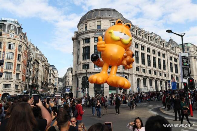 Des gens assistent à la Balloon's Day Parade lors de la Fête de la BD 2018 de Bruxelles, au centre-ville de Bruxelles en Belgique, le 15 septembre 2018. (Xinhua/Zheng Huansong)