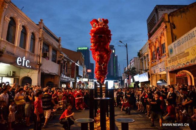 Des personnes préparent un spectacle de la danse du dragon lors d'une célébration de la Fête de la lune à Kuala Lumpur, en Malaisie, le 15 septembre 2018. (Photo : Chong Voon Chung)