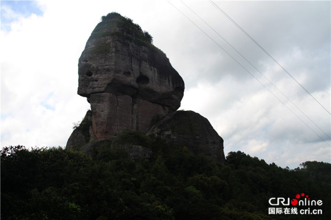 La pierre de Jiuweng dans le site pittoresque de Huoshan (photographe : Yang Shangchun)