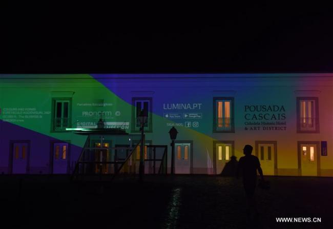 Une installation artistique est exposée lors du festival des lumières "Lumina" à Cascais, au Portugal, le 23 septembre 2018. Le festival des lumières de trois jours a pris fin dimanche à Cascais. (Xinhua/Zhang Liyun)