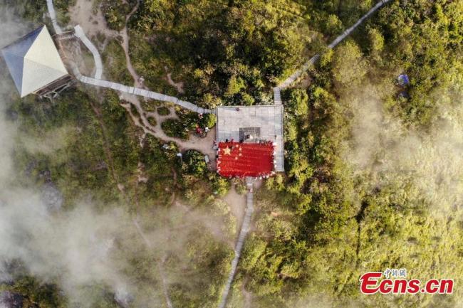 Zhejiang : 8 tonnes de piments et de maïs utilisés pour créer un drapeau national géant