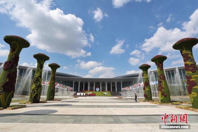 Shanghai : les décorations de la Foire internationale des importations de Chine globalement achevées