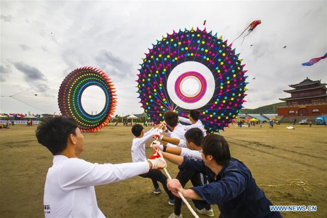 Photo prise le 14 octobre 2018, montrant la scène d'un concours de cerf-volant qui a eu lieu sur le site touristique de Lulanqingsha, dans le comté de Daishan, à Zhoushan, dans la province du Zhejiang (est de la Chine).