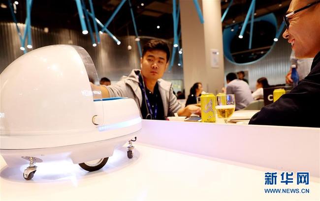 Des robots font le service dans un restaurant du Centre national des expositions et des conventions de Shanghai. Photos prises le 15 octobre.