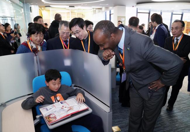 L’ambassadeur du Rwanda en Chine Charles Kayonga : le mode d’éducation de l’Ecole internationale Liangjiatan de Xi’an mérite d’être appris par les autres
