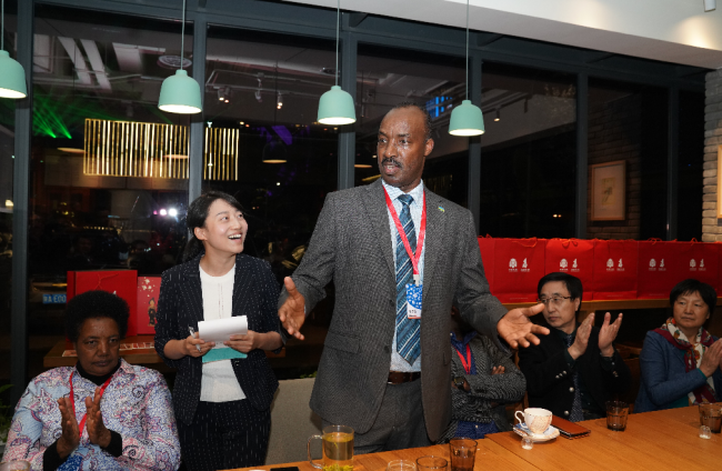 Les diplomates viennent dans le quartier de café à Xi’an pour en connaître la vitalité et la haute et nouvelle technologie 