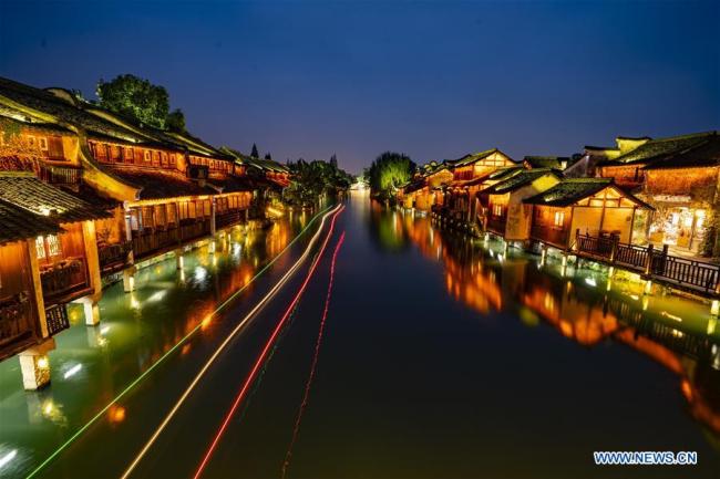 Photo prise le 6 novembre 2018 montrant le paysage nocturne de Wuzhen, dans la province chinoise du Zhejiang (est). La 5e Conférence mondiale de l'Internet se déroule ici du 7 au 9 novembre 2018. (Xinhua/Cai Yang)