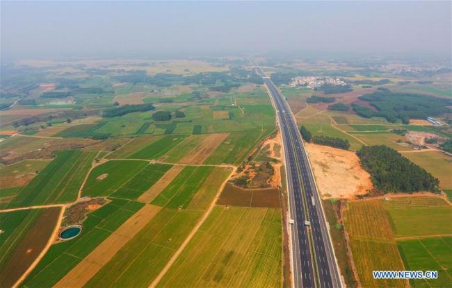 Photo aérienne prise le 10 novembre 2018 d'une autoroute reliant Liuzhou à Nanning dans la région autonome Zhuang du Guangxi, dans le sud de la Chine. Le Guangxi s'est attaché à développer un système de transport global, terrestre, aérien et maritime. Ses capacités de transport ont été considérablement améliorées. La région possède 1.751 km de ligne ferroviaire à grande vitesse et 5.000 km d'autoroutes. La capacité de traitement annuelle des ports côtiers et intérieurs a respectivement atteint 250 millions de tonnes et 110 millions de tonnes. Chaque année, environ 30 millions de voyages sont effectués par avion dans le Guangxi. (Photo : Huang Xiaobang)