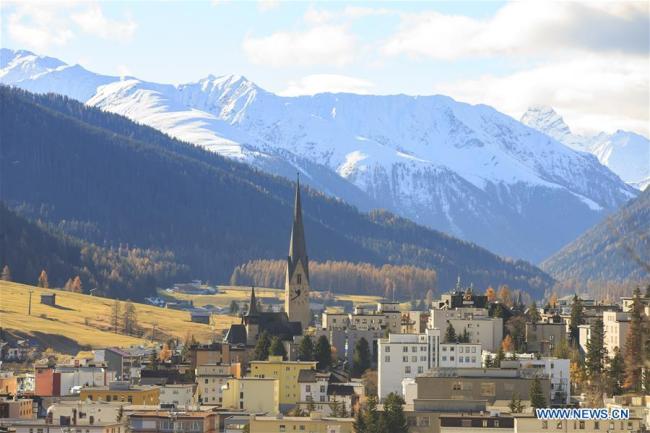 Paysage automnal de Davos, en Suisse, le 12 novembre 2018. Davos est célèbre pour son organisation de la réunion annuelle du Forum économique mondial.(Xinhua/Xu Jinquan)
