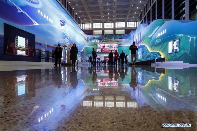  Des gens visitent une grande exposition pour commémorer le 40e anniversaire de la politique de réforme et d'ouverture, au Musée national de Chine, à Beijing, capitale chinoise, le 14 novembre 2018. (Photo : Shen Bohan)